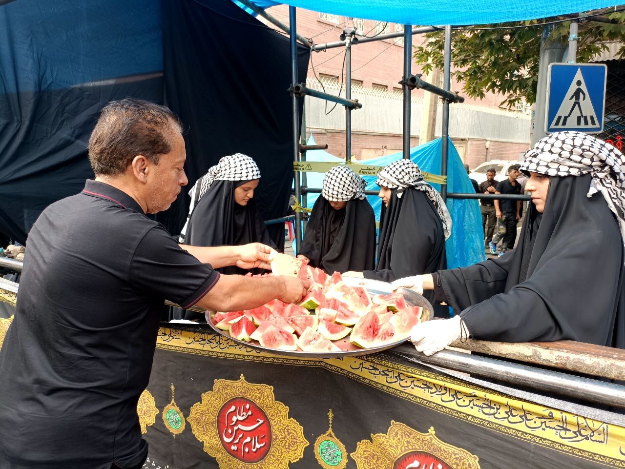 تهران برای زائران جامانده اربعین آغوش باز کرد/ طریق مشایه؛ از میدان امام حسین تا حرم سیدالکریم +عکس