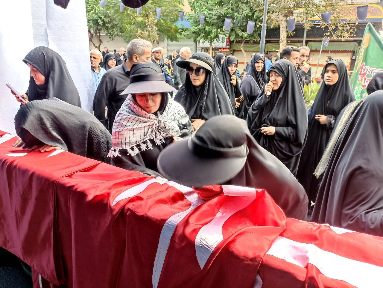 تهران برای زائران جامانده اربعین آغوش باز کرد/ طریق مشایه؛ از میدان امام حسین تا حرم سیدالکریم +عکس