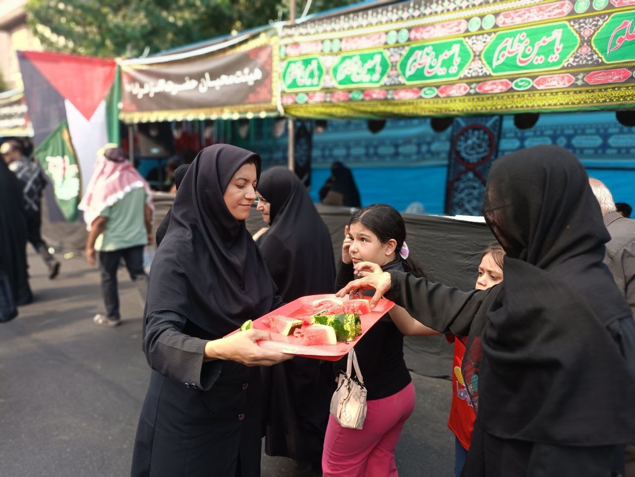 تهران برای زائران جامانده اربعین آغوش باز کرد/ طریق مشایه؛ از میدان امام حسین تا حرم سیدالکریم +عکس