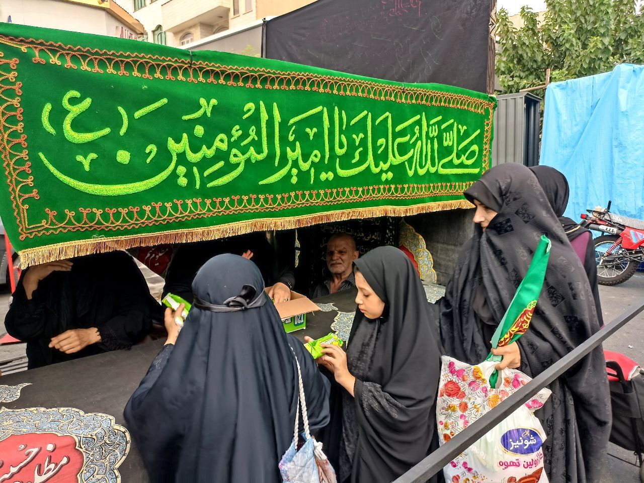 تهران برای زائران جامانده اربعین آغوش باز کرد/ طریق مشایه؛ از میدان امام حسین تا حرم سیدالکریم +عکس