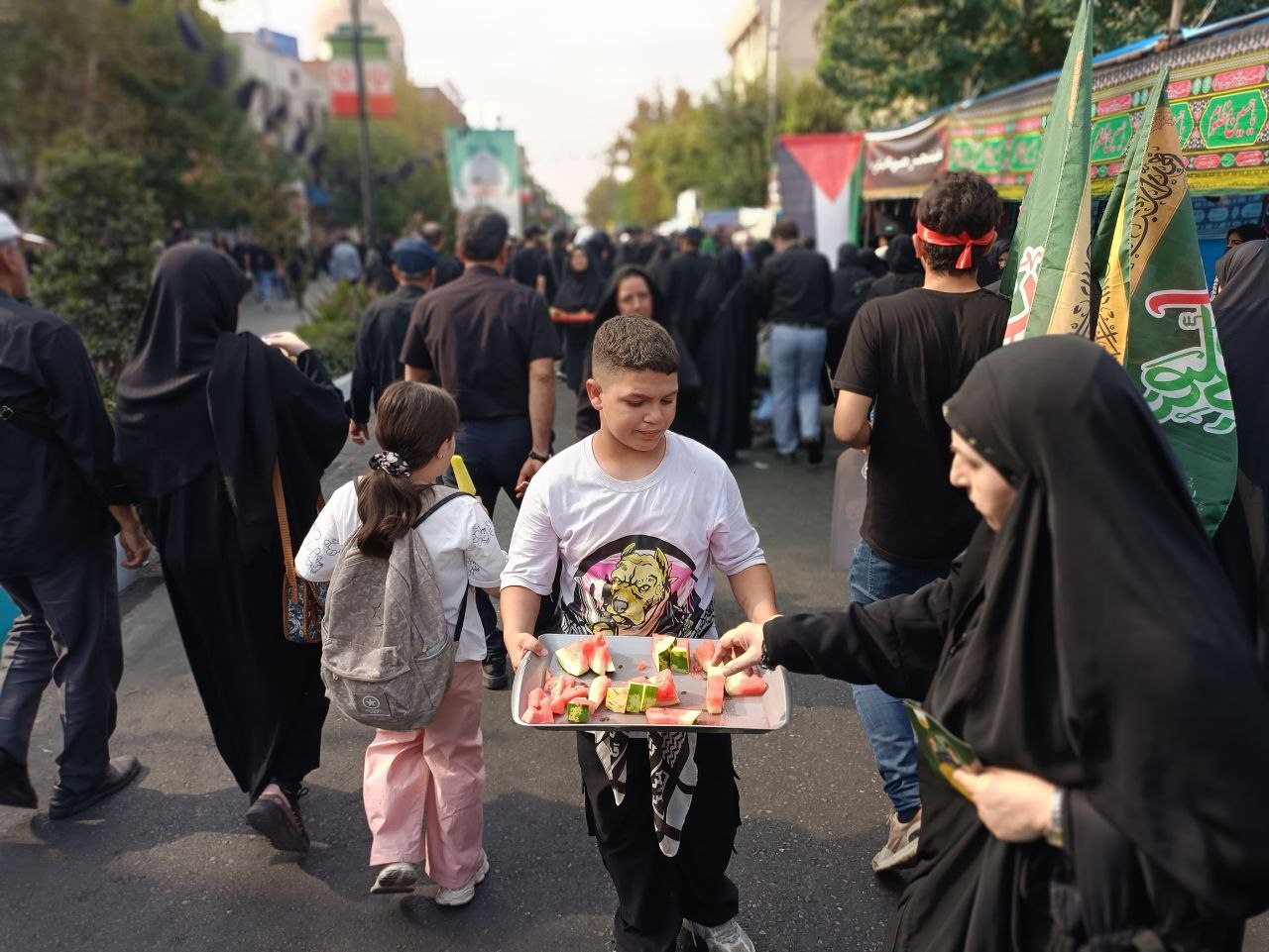 تهران برای زائران جامانده اربعین آغوش باز کرد/ طریق مشایه؛ از میدان امام حسین تا حرم سیدالکریم +عکس