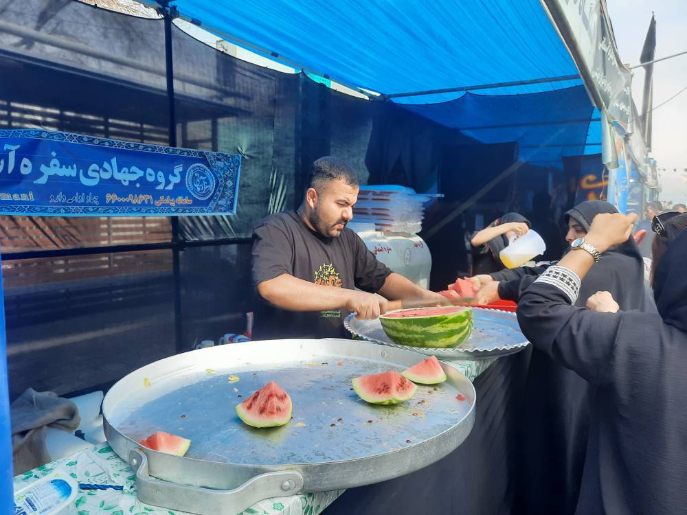 تهران برای زائران جامانده اربعین آغوش باز کرد/ طریق مشایه؛ از میدان امام حسین تا حرم سیدالکریم +عکس