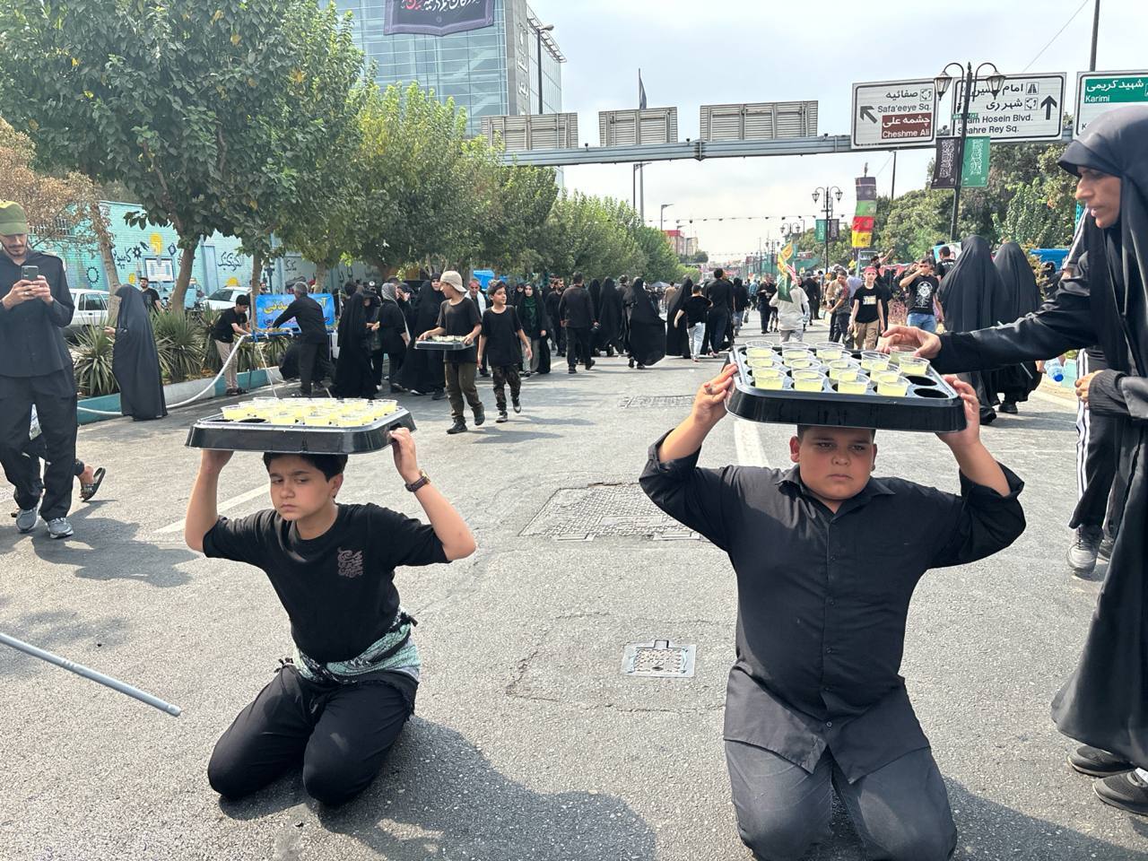 تهران برای زائران جامانده اربعین آغوش باز کرد/ طریق مشایه؛ از میدان امام حسین تا حرم سیدالکریم +عکس