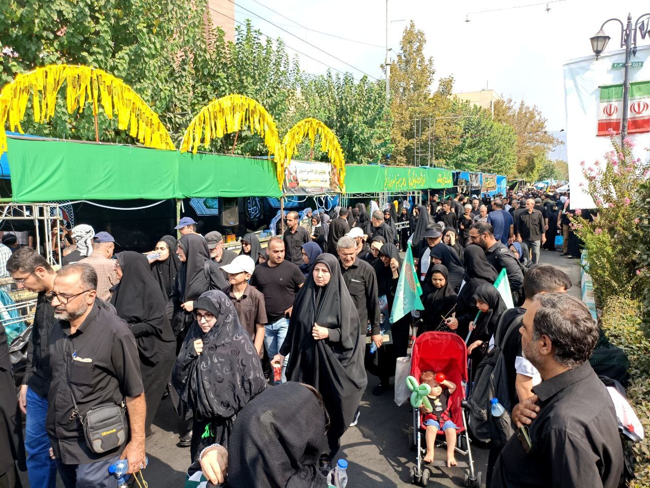 تهران برای زائران جامانده اربعین آغوش باز کرد/ طریق مشایه؛ از میدان امام حسین تا حرم سیدالکریم +عکس