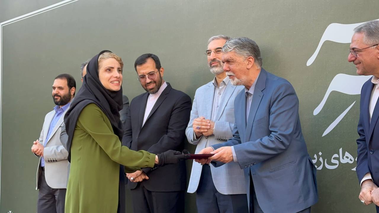 تجلیل از نفرات برتر کنکور در آغاز سال تحصیلی توسط وزیر فرهنگ+ فیلم تجلیل از نفرات برتر کنکور در آغاز سال تحصیلی توسط وزیر فرهنگ+ فیلم