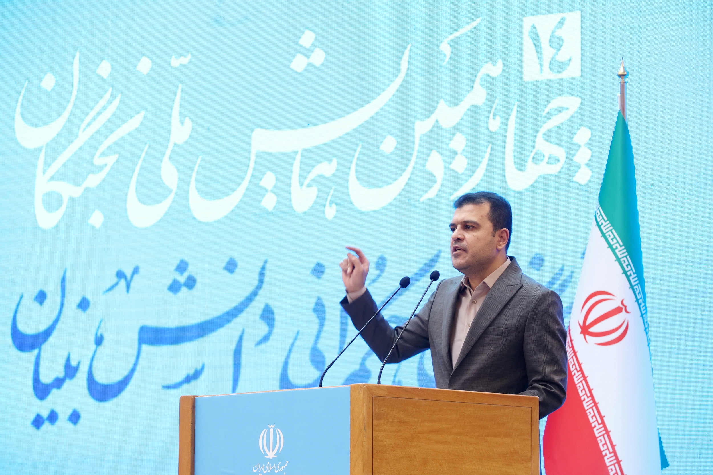 نخبهها دست تنها هستند/ دل نخبگان را بدست آورید! نخبهها دست تنها هستند/ دل نخبگان را بدست آورید!