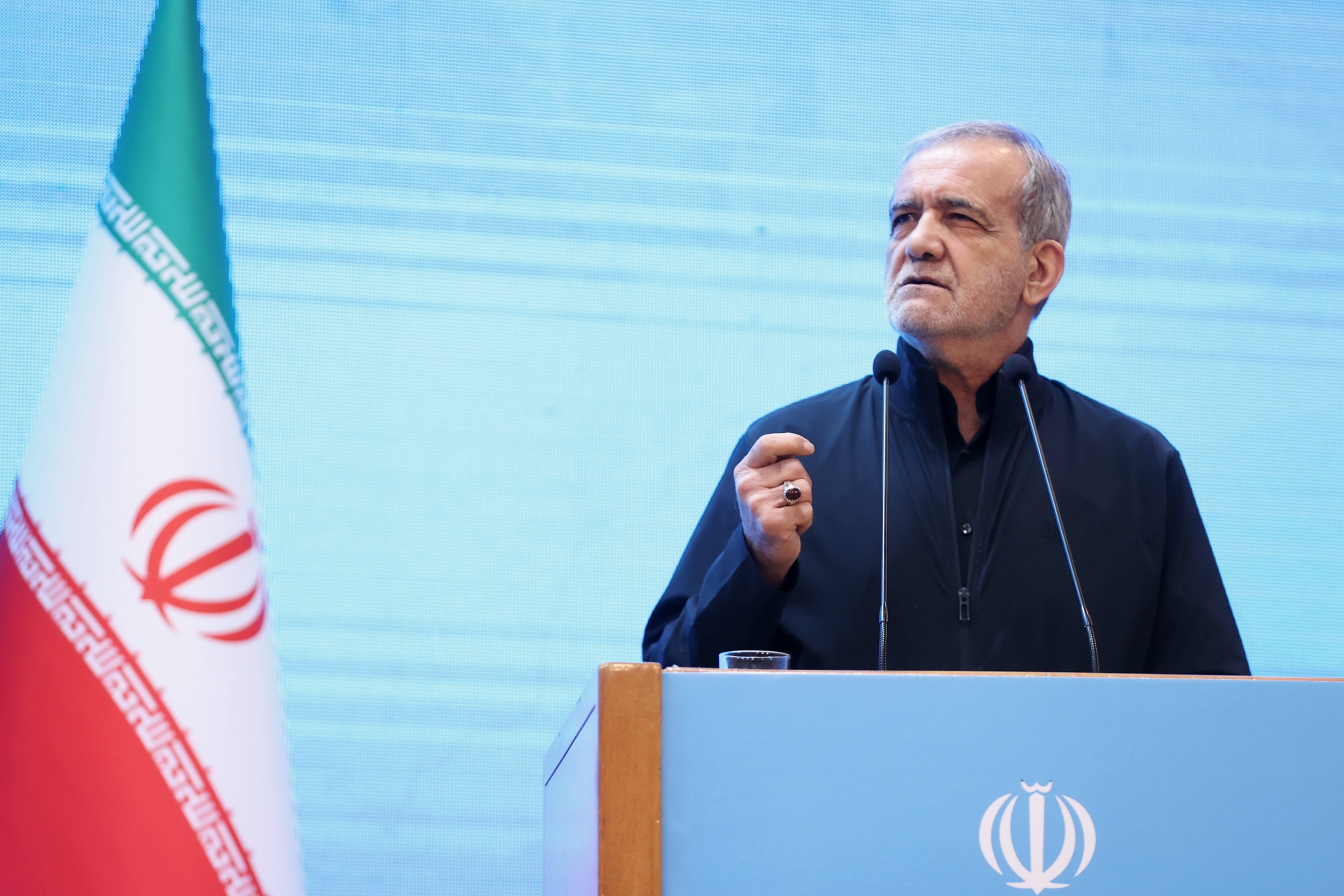 نخبهها دست تنها هستند/ دل نخبگان را بدست آورید! نخبهها دست تنها هستند/ دل نخبگان را بدست آورید!