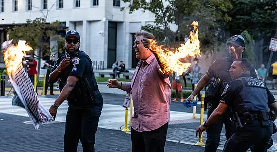 خودسوزی تظاهرکننده حامی غزه و لبنان مقابل کاخ سفید +فیلم خودسوزی تظاهرکننده حامی غزه و لبنان مقابل کاخ سفید +فیلم