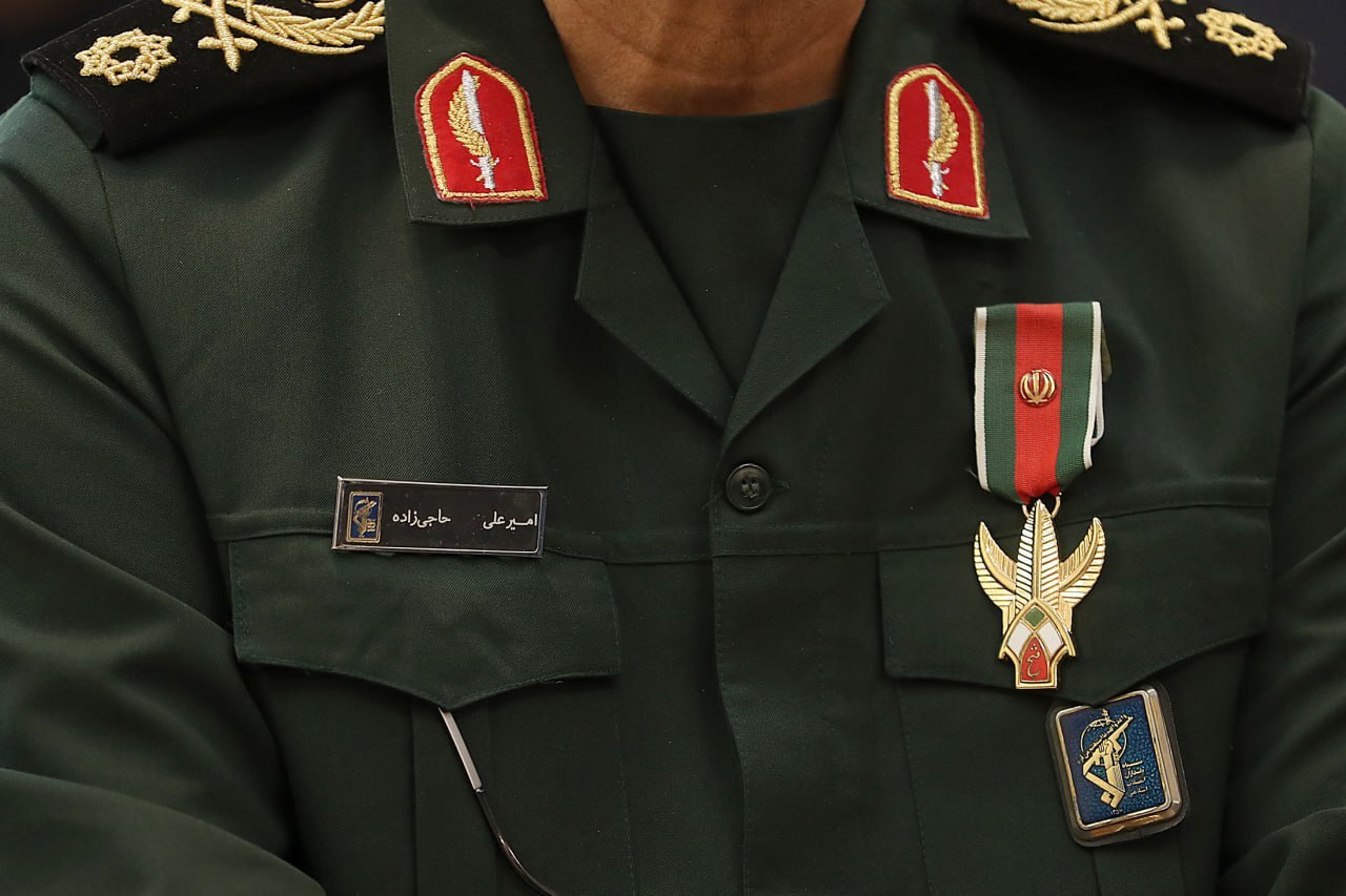 اعطای «نشان فتح» به سردار حاجیزاده از سوی رهبر انقلاب +عکس اعطای «نشان فتح» به سردار حاجیزاده از سوی رهبر انقلاب +عکس