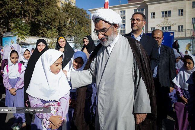 آغاز سال تحصیلی در دبستان دخترانه مصلی نژاد با حضور دبیر شورای عالی انقلاب فرهنگی