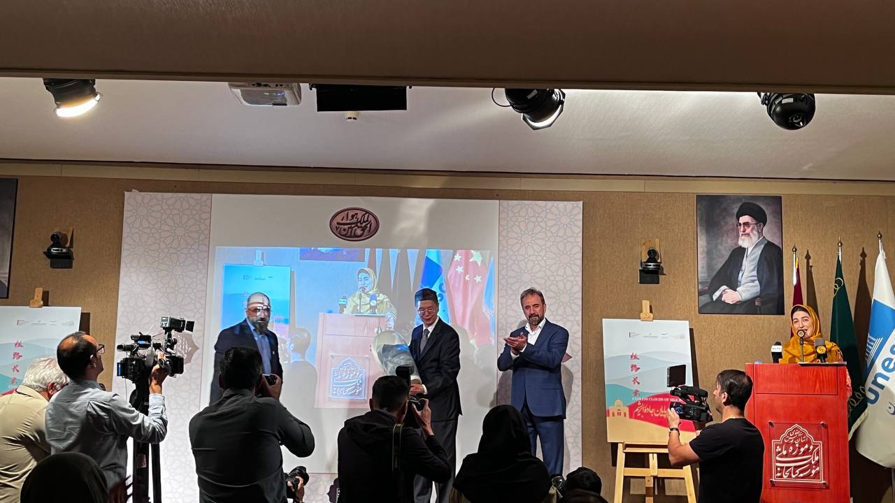 نمایشگاه هنری مشترک ایران و چین افتتاح شد/ گامهایی در راستای ایجاد تمدن جهانی از طریق جاده ابریشم نمایشگاه هنری مشترک ایران و چین افتتاح شد/ گامهایی در راستای ایجاد تمدن جهانی از طریق جاده ابریشم