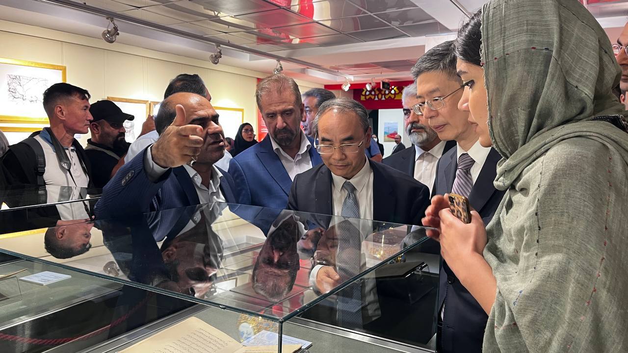 نمایشگاه هنری مشترک ایران و چین افتتاح شد/ گامهایی در راستای ایجاد تمدن جهانی از طریق جاده ابریشم نمایشگاه هنری مشترک ایران و چین افتتاح شد/ گامهایی در راستای ایجاد تمدن جهانی از طریق جاده ابریشم