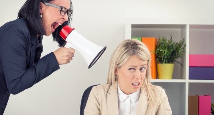 چطور با انتقاد غیرسازنده برخورد کنیم؟