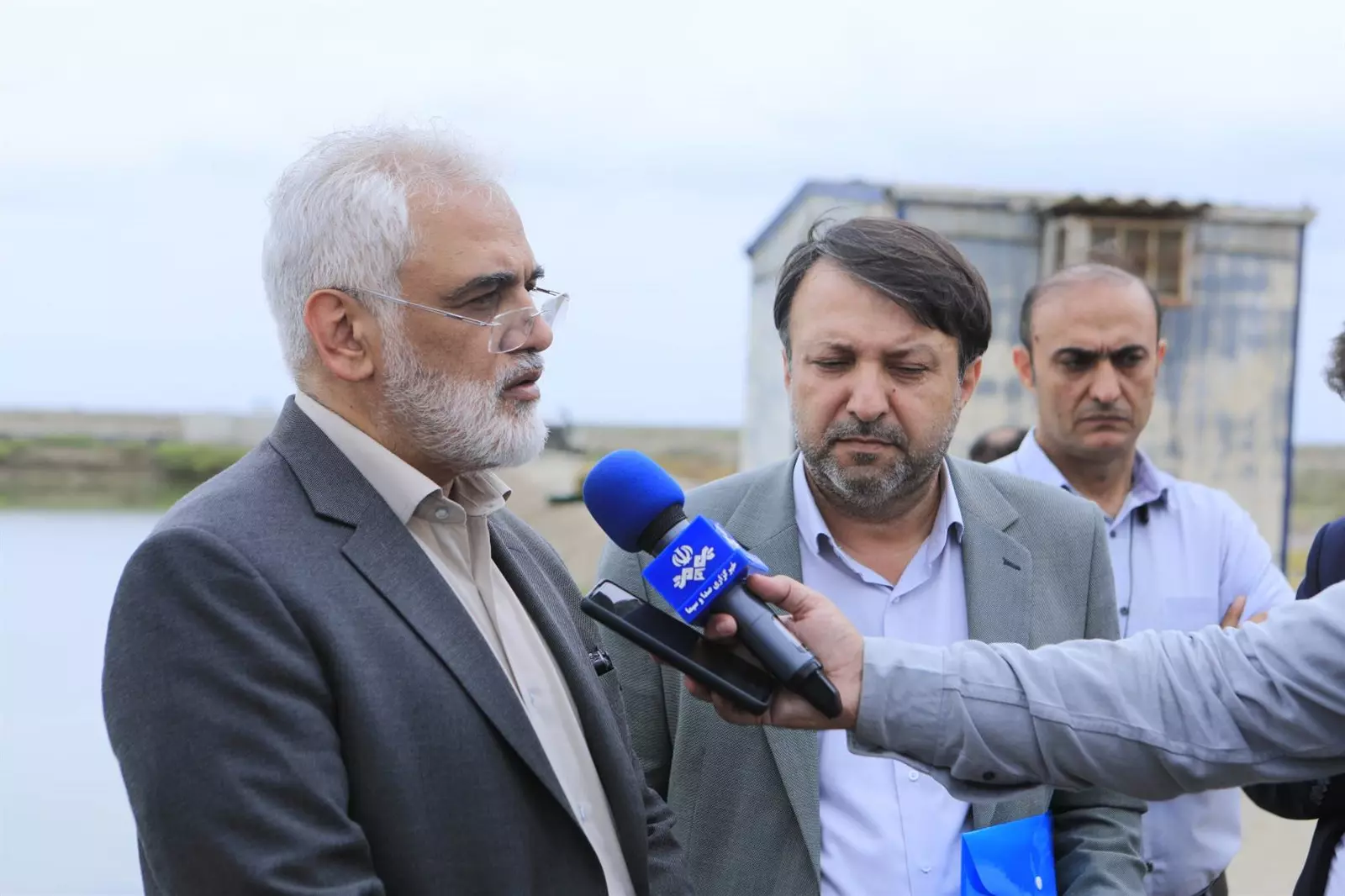 بازدید رئیس دانشگاه آزاد اسلامی از سایت پرورش میگو بازدید رئیس دانشگاه آزاد اسلامی از سایت پرورش میگو