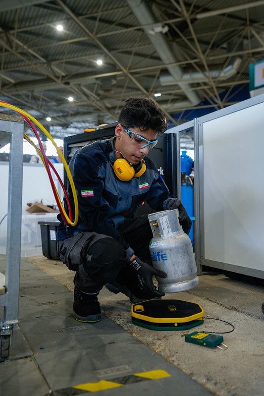 صعود از تعمیرگاه پدر تا رقابتهای جهانی مهارت پاریس/ جوانی که با تلاش و اراده نام ایران را جهانی کرد صعود از تعمیرگاه پدر تا رقابتهای جهانی مهارت پاریس/ جوانی که با تلاش و اراده نام ایران را جهانی کرد