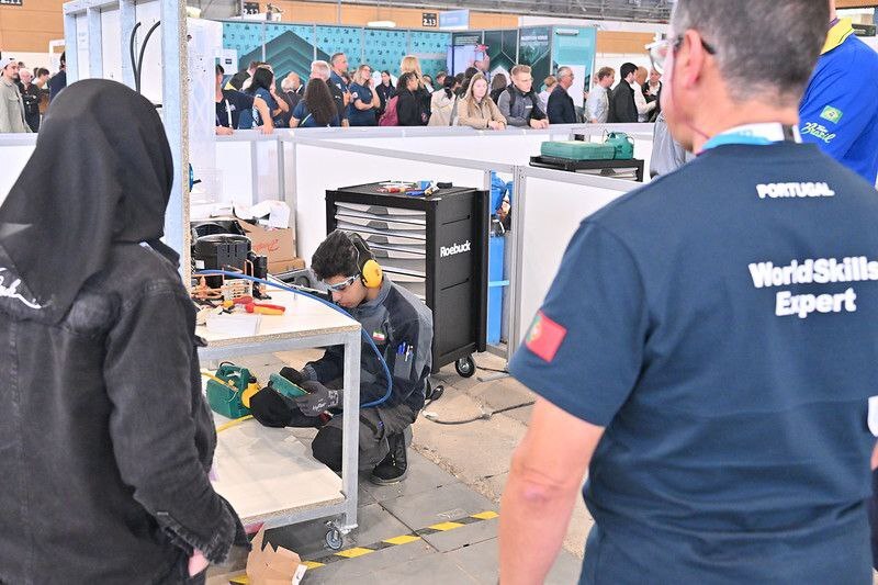 صعود از تعمیرگاه پدر تا رقابت‌های جهانی مهارت پاریس/ جوانی که با تلاش و اراده‌ نام ایران را جهانی کرد