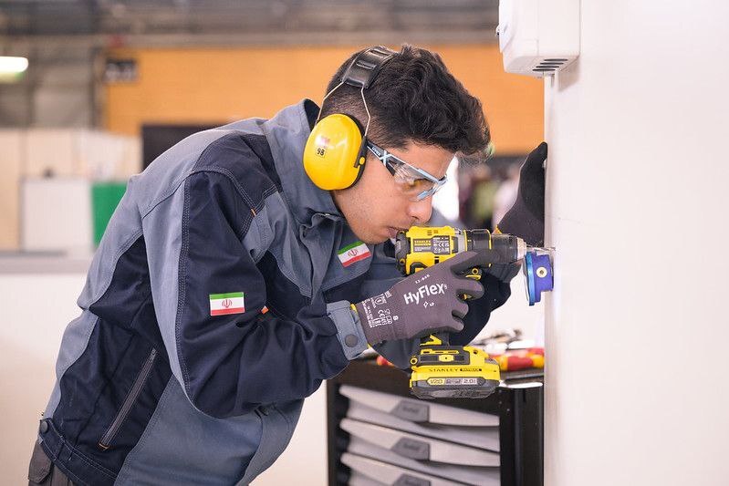 صعود از تعمیرگاه پدر تا رقابت‌های جهانی مهارت پاریس/ جوانی که با تلاش و اراده‌ نام ایران را جهانی کرد