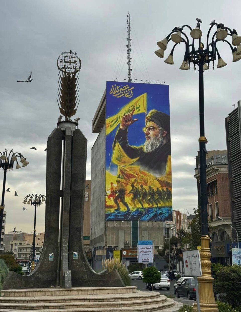 دیوارنگاره «یا منصور أَمِت» بر میدان جهاد رونمایی شد دیوارنگاره «یا منصور أَمِت» بر میدان جهاد رونمایی شد