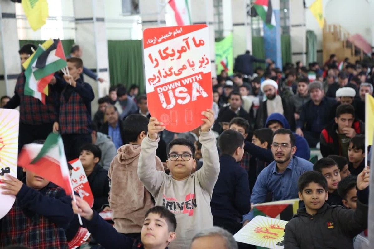 حضور پرشور دانشگاهیان دانشگاه آزاد اسلامی در راهپیمایی ۱۳ آبان