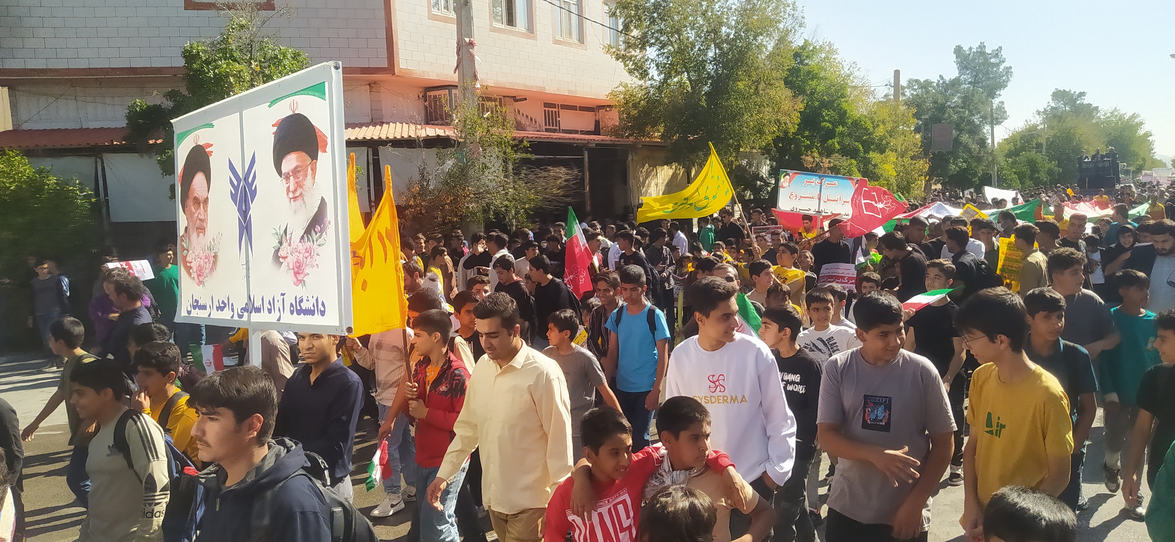 غریو «مرگ بر اسرائیل» و «مرگ بر آمریکا» دانشآموزان بر سر استکبار؛ همدردی با کودکان فلسطینی و لبنانی غریو «مرگ بر اسرائیل» و «مرگ بر آمریکا» دانشآموزان بر سر استکبار؛ همدردی با کودکان فلسطینی و لبنانی