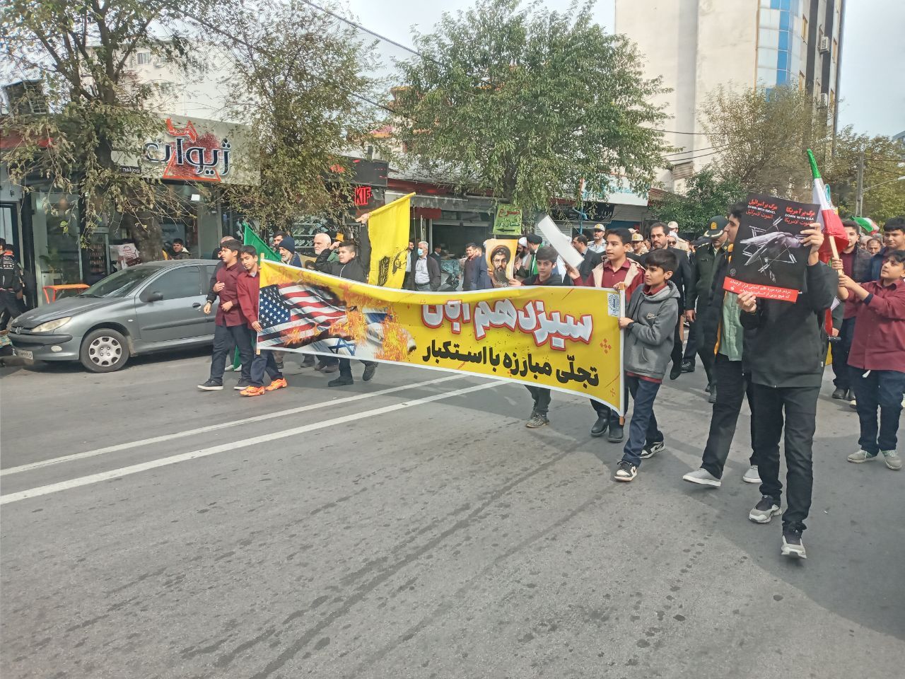 غریو «مرگ بر اسرائیل» و «مرگ بر آمریکا» دانشآموزان بر سر استکبار؛ همدردی با کودکان فلسطینی و لبنانی غریو «مرگ بر اسرائیل» و «مرگ بر آمریکا» دانشآموزان بر سر استکبار؛ همدردی با کودکان فلسطینی و لبنانی