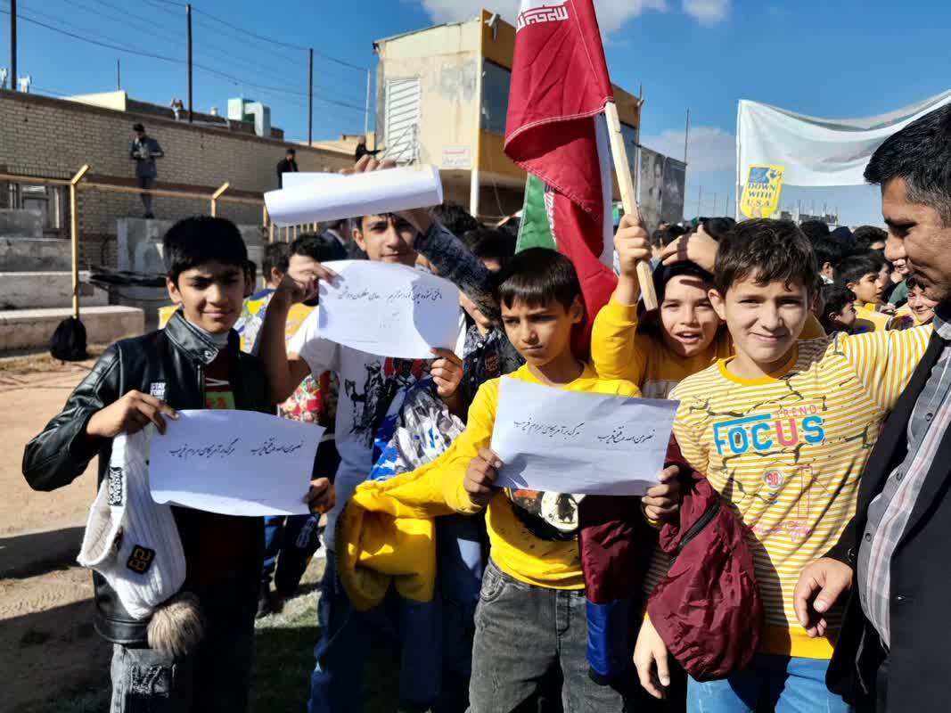 غریو «مرگ بر اسرائیل» و «مرگ بر آمریکا» دانشآموزان بر سر استکبار؛ همدردی با کودکان فلسطینی و لبنانی غریو «مرگ بر اسرائیل» و «مرگ بر آمریکا» دانشآموزان بر سر استکبار؛ همدردی با کودکان فلسطینی و لبنانی