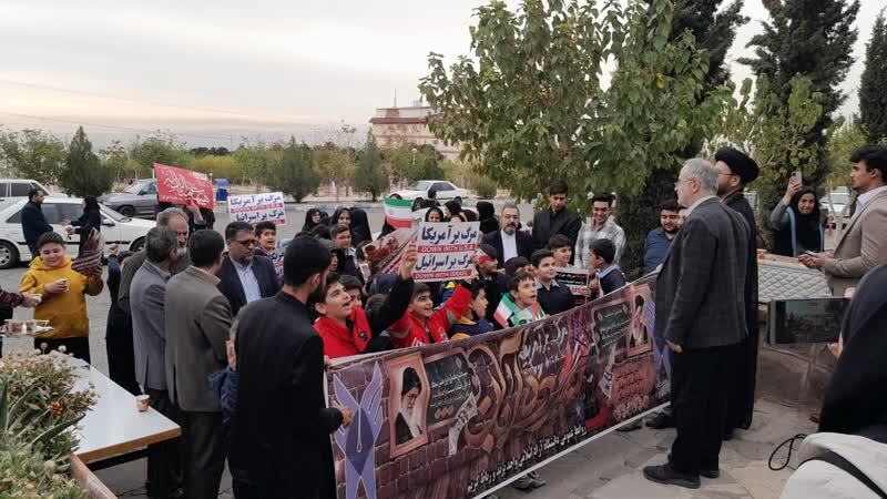 غریو «مرگ بر اسرائیل» و «مرگ بر آمریکا» دانشآموزان بر سر استکبار؛ همدردی با کودکان فلسطینی و لبنانی غریو «مرگ بر اسرائیل» و «مرگ بر آمریکا» دانشآموزان بر سر استکبار؛ همدردی با کودکان فلسطینی و لبنانی