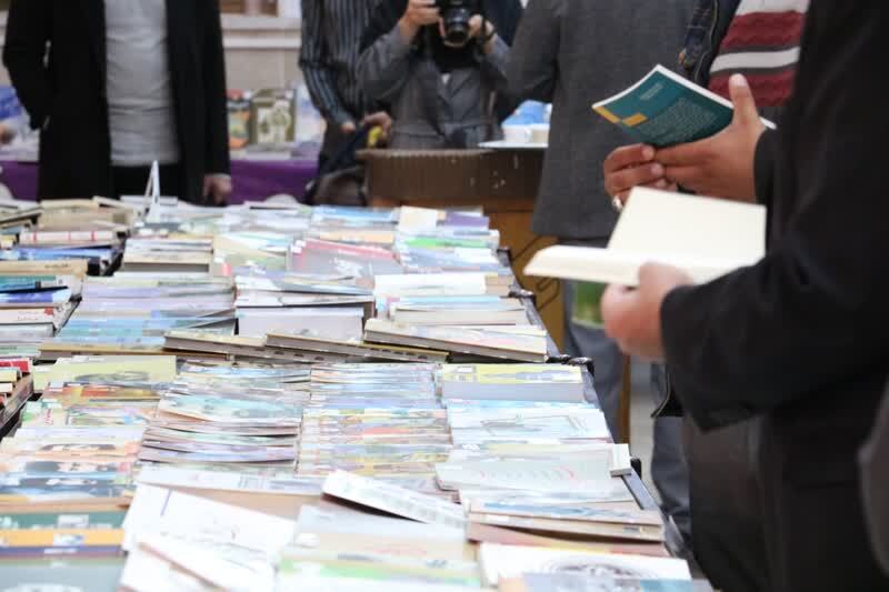 جزئیاتی از گشایش نمایشگاه تخصصی کتاب دفاع مقدس؛ از خاطرات رزمندگان تا دلنوشتههای آزادگان جزئیاتی از گشایش نمایشگاه تخصصی کتاب دفاع مقدس؛ از خاطرات رزمندگان تا دلنوشتههای آزادگان