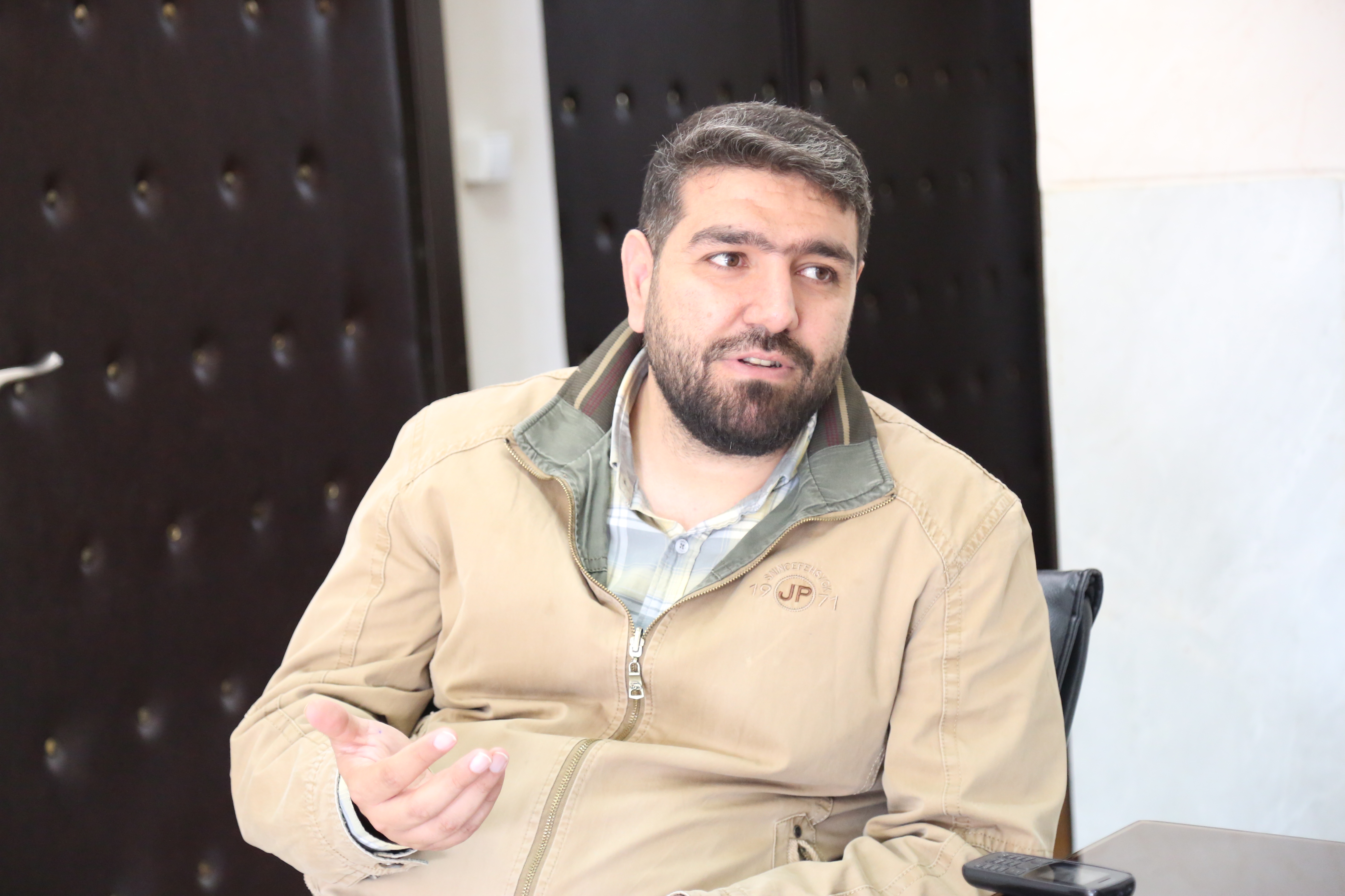 بازوبند پهلوانی اهدایی مردم کرمانشاه چگونه مورد تفقّد رهبری واقع شد؟/ آقا ۱۰ دقیقه به این بازویند نگاه کردند