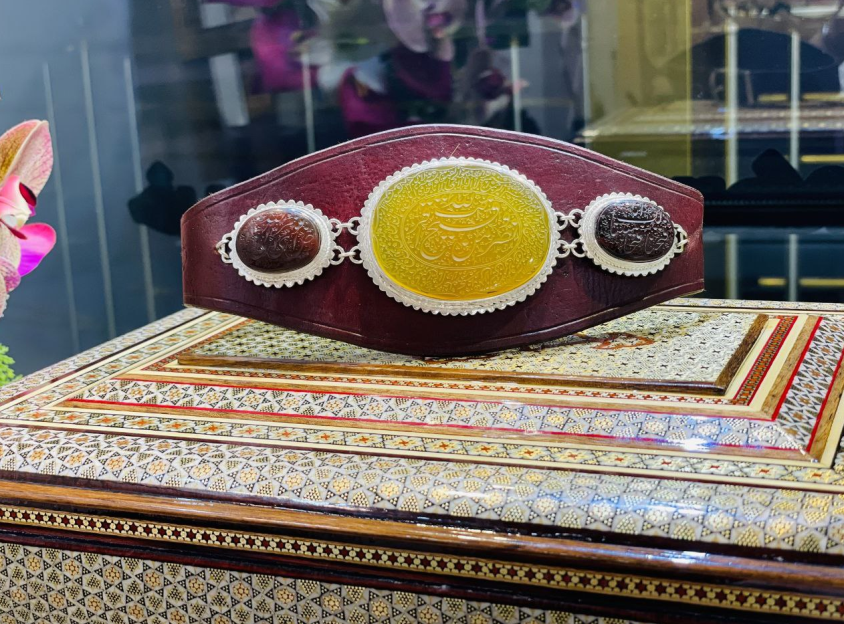 بازوبند پهلوانی اهدایی مردم کرمانشاه چگونه مورد تفقّد رهبری واقع شد؟/ آقا ۱۰ دقیقه به این بازویند نگاه کردند بازوبند پهلوانی اهدایی مردم کرمانشاه چگونه مورد تفقّد رهبری واقع شد؟/ آقا ۱۰ دقیقه به این بازویند نگاه کردند