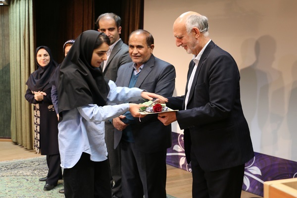 پرستاران نماد فداکاری و ایثار خانواده نظام سلامت هستند پرستاران نماد فداکاری و ایثار خانواده نظام سلامت هستند