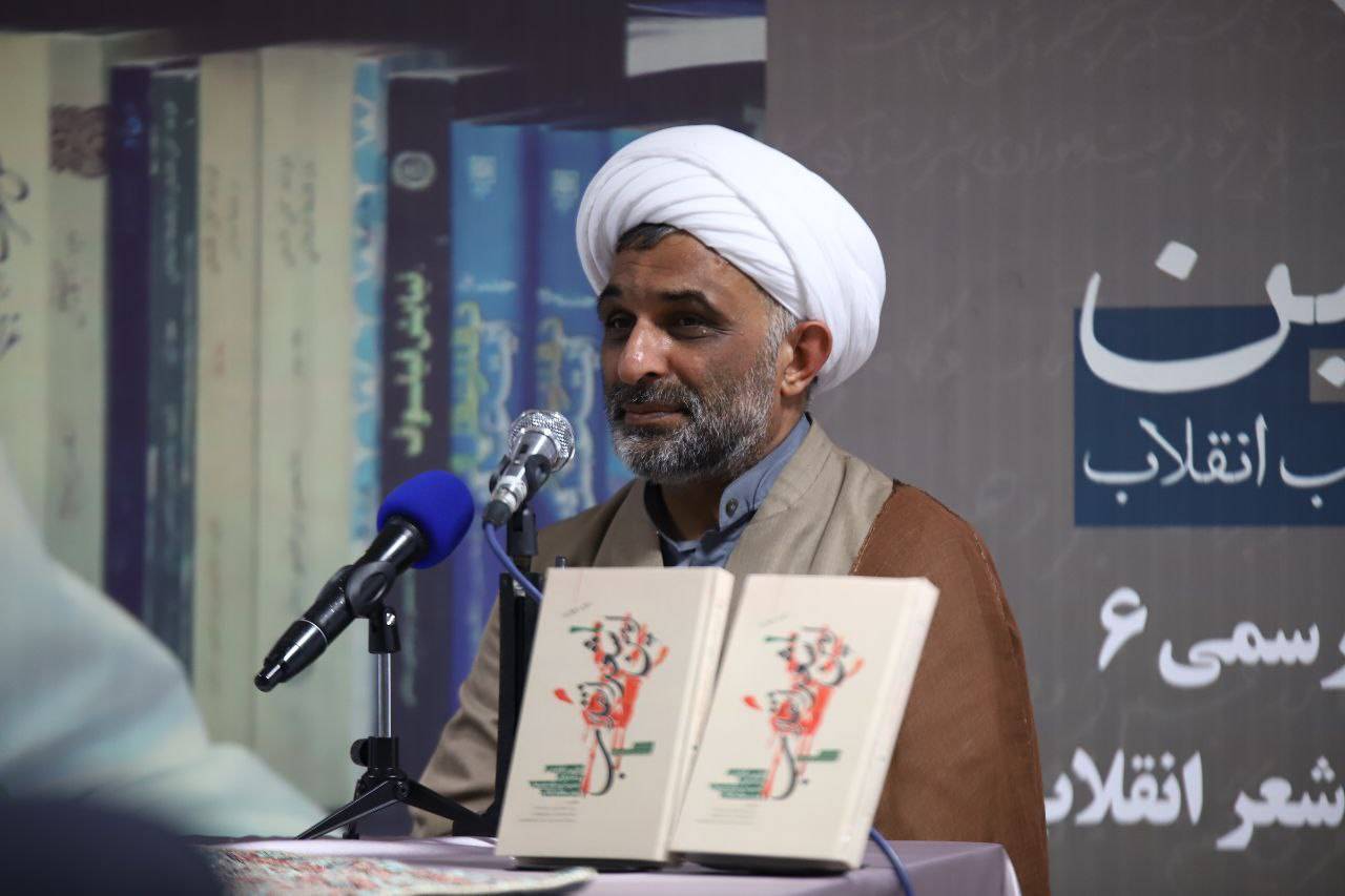 نگاه رهبر انقلاب به شعر متأثر از معارف دینی و اهل بیت(ع) است