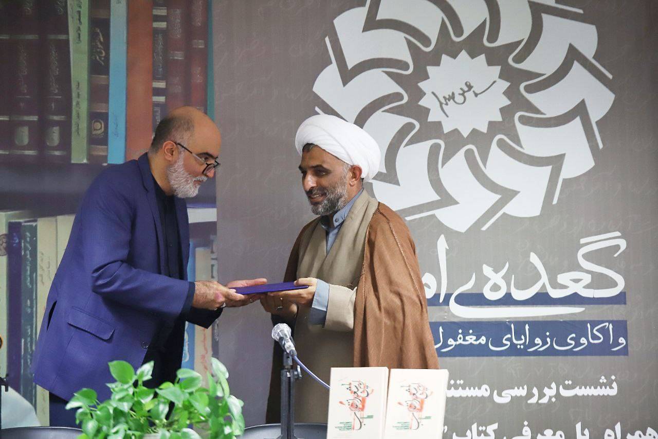 نگاه رهبر انقلاب به شعر متأثر از معارف دینی و اهل بیت(ع) است