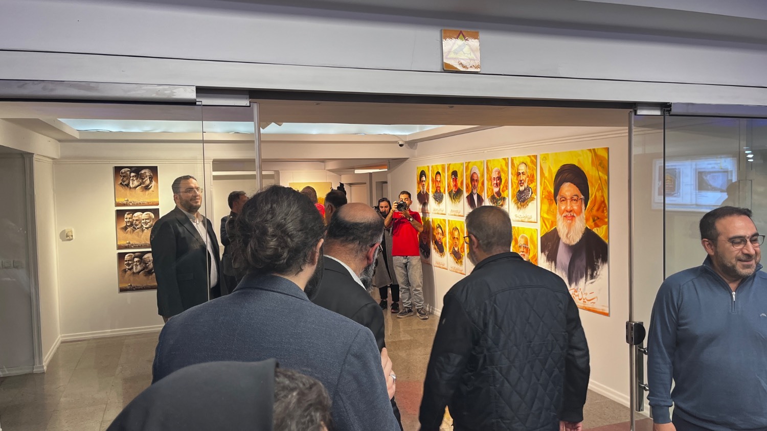 «ققنوس قدس» بال و پر گشود/ نقاشی فرماندهان حزب الله دیوارکوب حوزه هنری شد «ققنوس قدس» بال و پر گشود/ نقاشی فرماندهان حزب الله دیوارکوب حوزه هنری شد