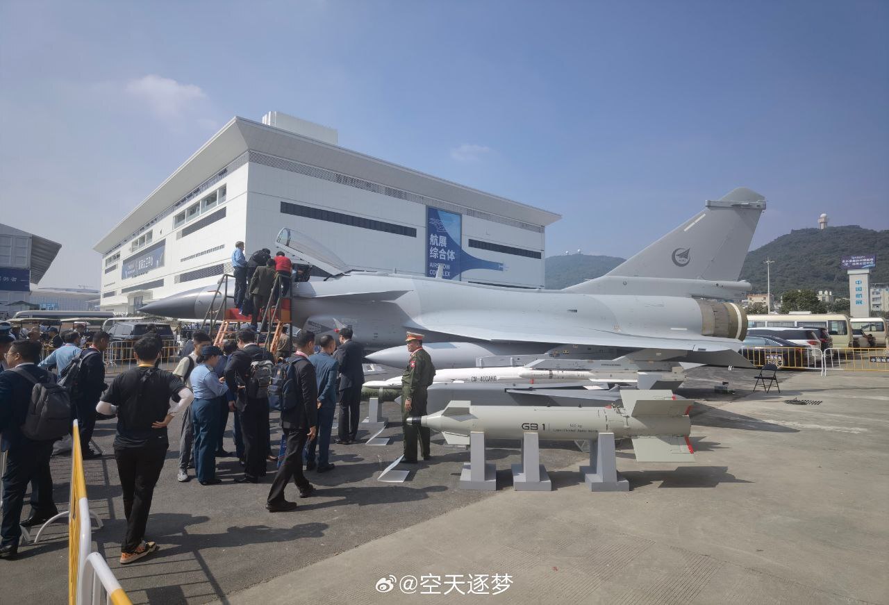 حضور هیئت ایرانی در نمایشگاه هوافضای ژوهای چین حضور هیئت ایرانی در نمایشگاه هوافضای ژوهای چین