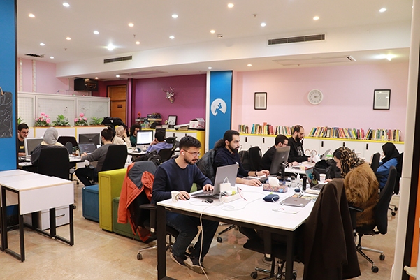 چرا شرکتهای بزرگ ایرانی به فضاهای کار اشتراکی روی نمیآورند؟ چرا شرکتهای بزرگ ایرانی به فضاهای کار اشتراکی روی نمیآورند؟