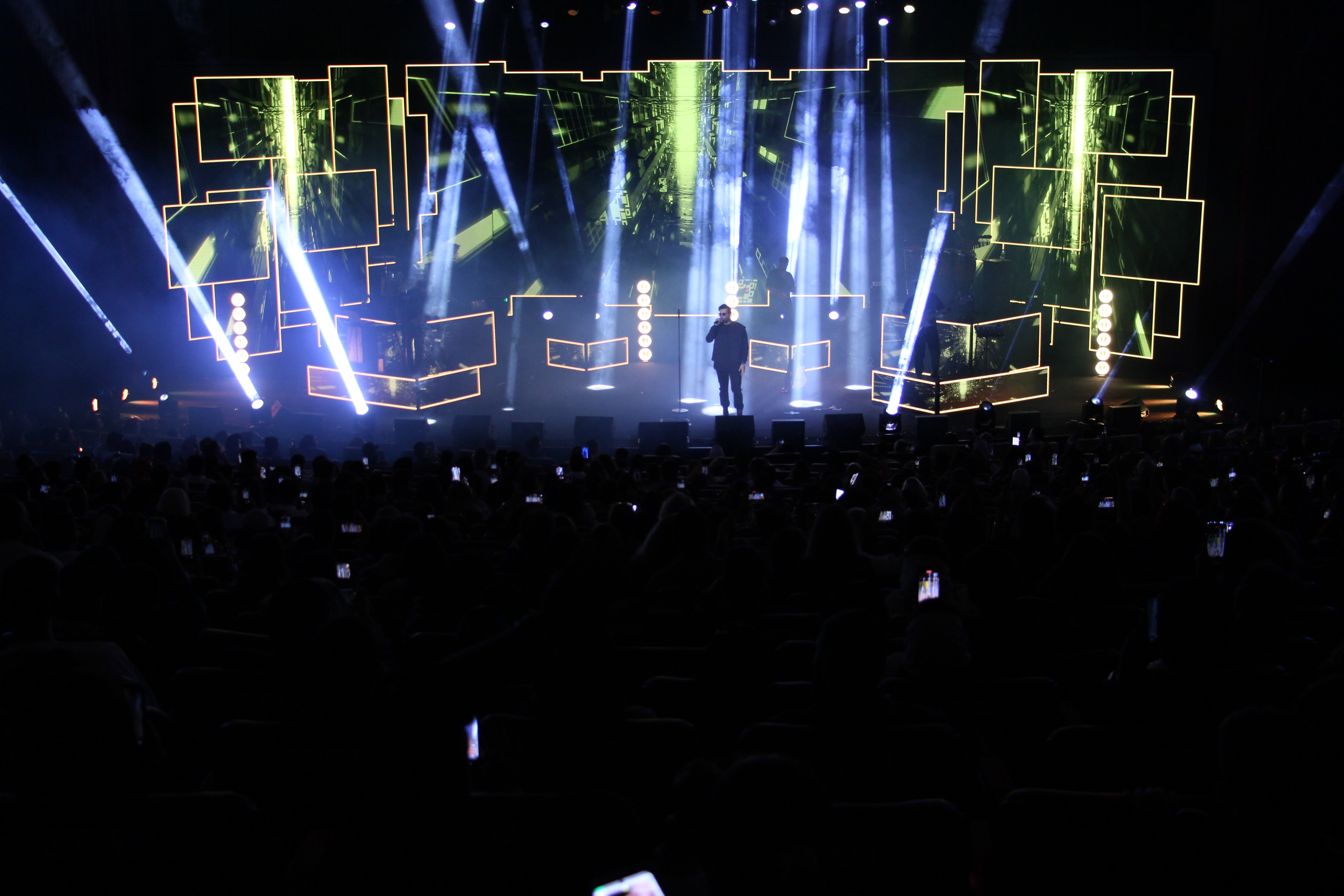 اجرای پر اقبال &laquo;آصف آریا&raquo; در برج میلاد/ برای عشق بزرگی به نام مادر