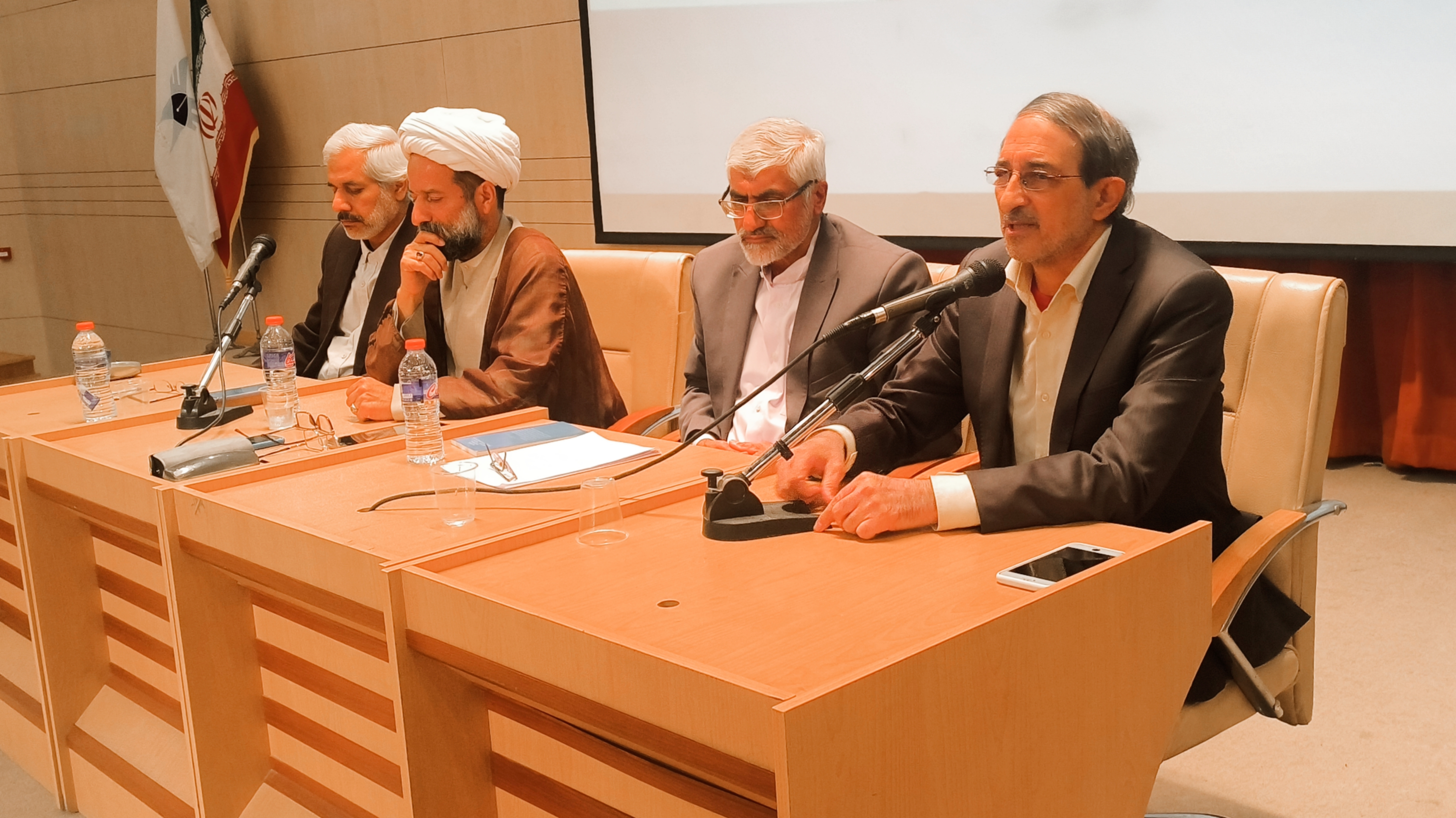 عالم با استمرار علم خود جاودان میماند عالم با استمرار علم خود جاودان میماند