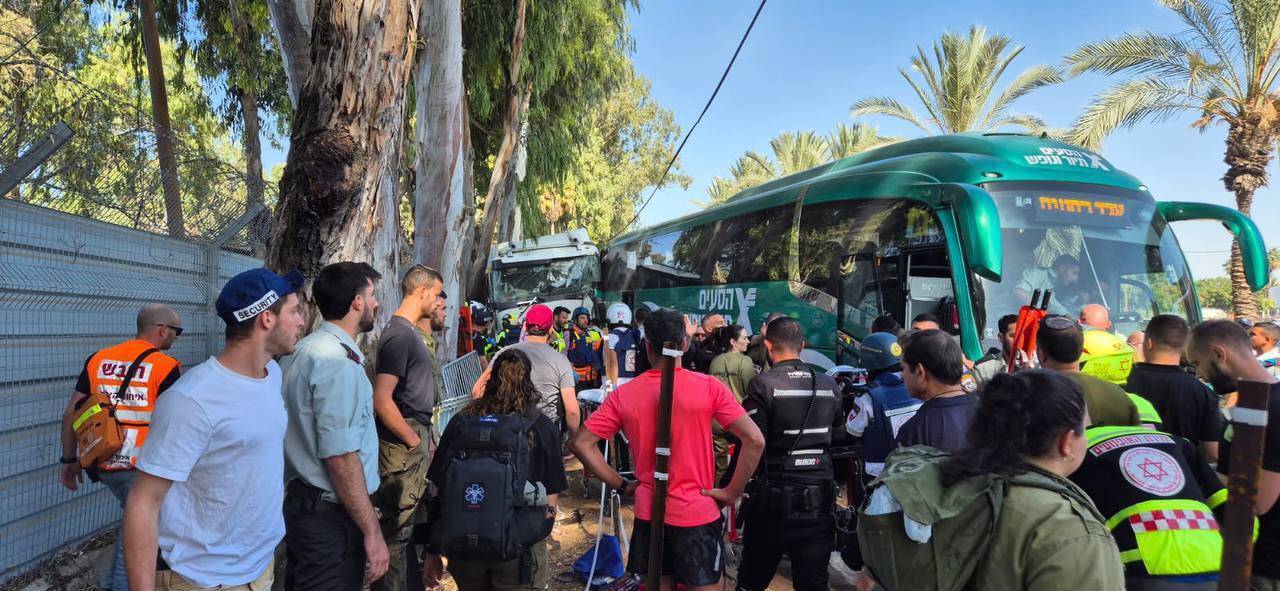 دستکم ۵ کشته و ۵۰ زحمی در عملیات استشهادی فلسطینیان +فیلم و عکس دستکم ۵ کشته و ۵۰ زحمی در عملیات استشهادی فلسطینیان +فیلم و عکس