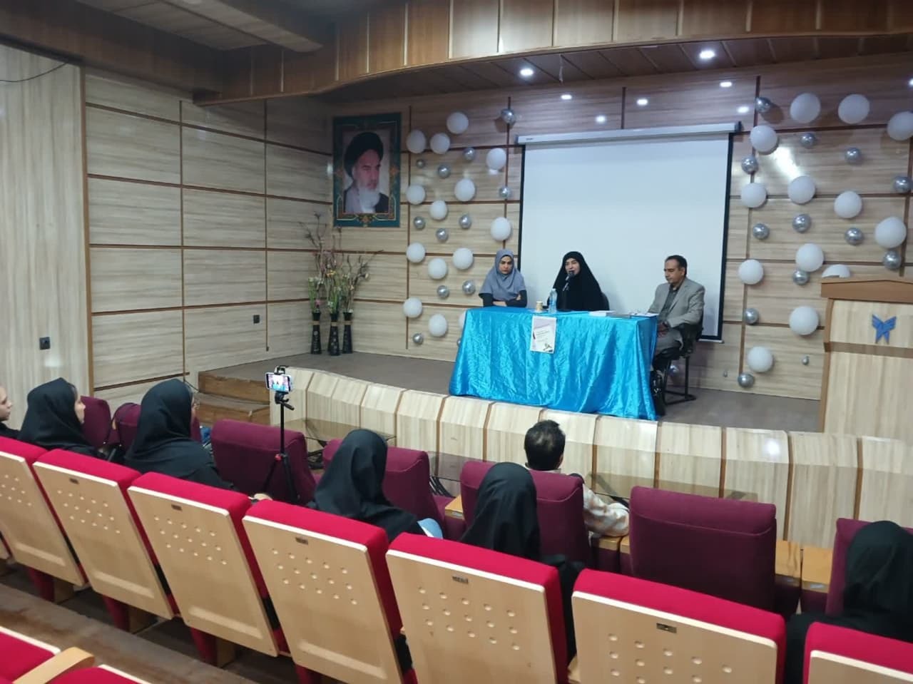 نباید در معرض نوشته‌های سُست، بیمار و انحرافی قرار بگیریم