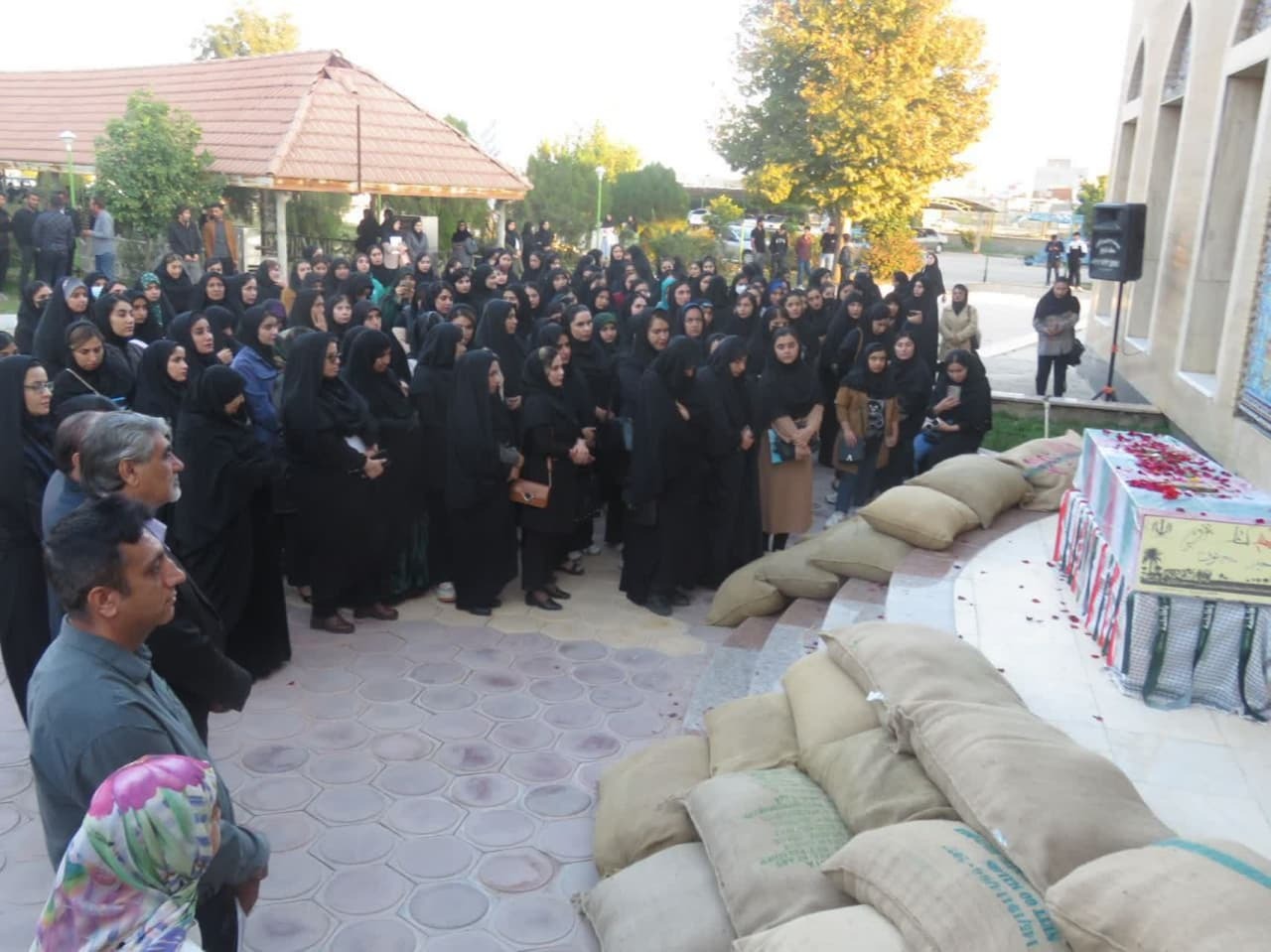 وداع با پیکر مطهر شهید گمنام در دانشگاه آزاد دهدشت وداع با پیکر مطهر شهید گمنام در دانشگاه آزاد دهدشت