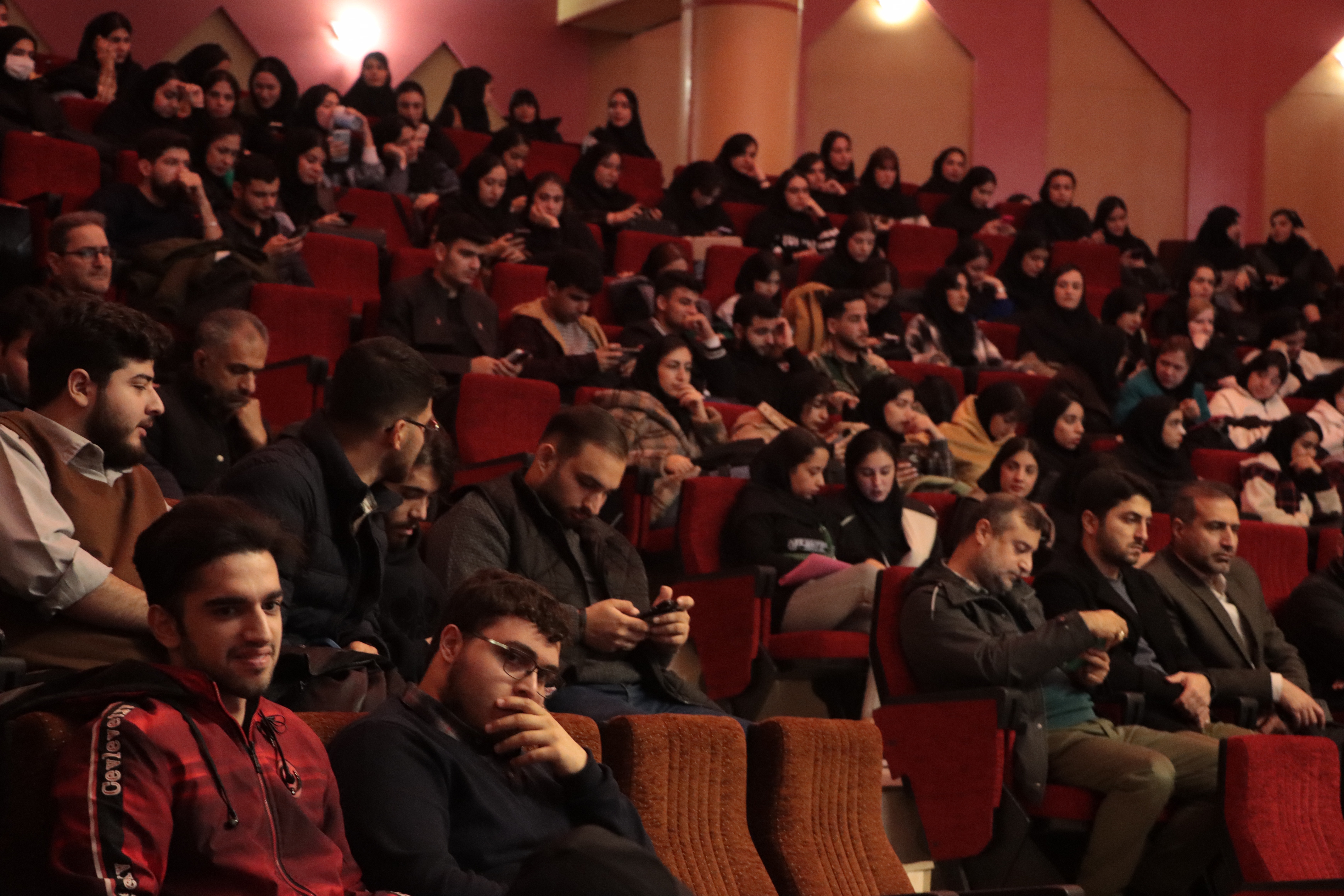 دشمن با ابزار رسانه واقعیت را وارونه جلوه میدهد دشمن با ابزار رسانه واقعیت را وارونه جلوه میدهد