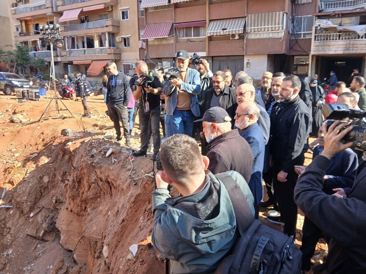 حضور سفیر ایران در محل شهادت سید حسن نصرالله حضور سفیر ایران در محل شهادت سید حسن نصرالله