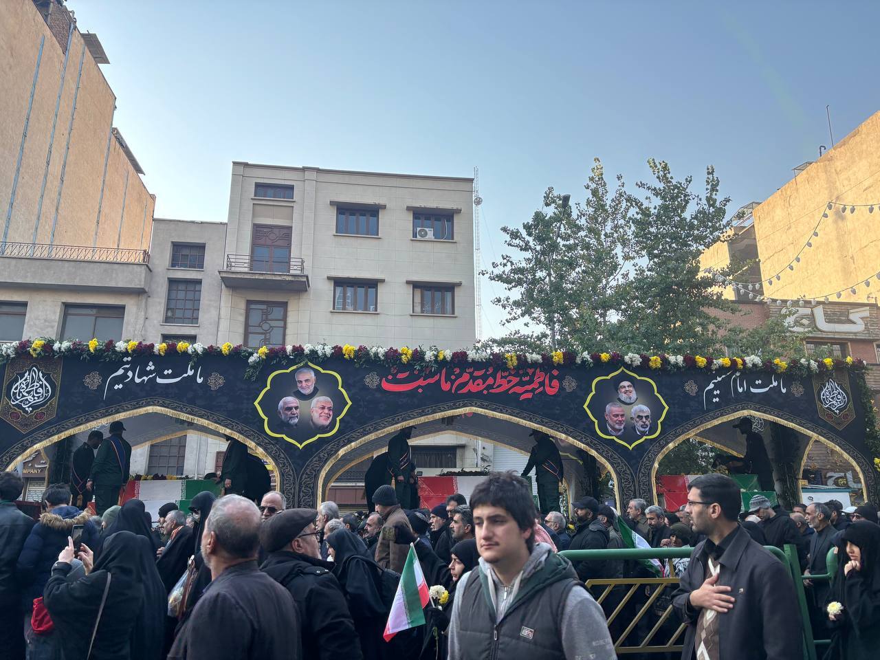 تهران برای استقبال از مدافعان وطن آغوش باز کرد/ تشییع باشکوه از دانشگاه تا معراج شهدا