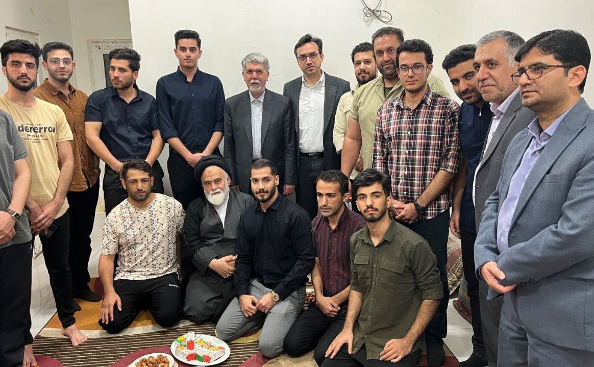 وزیر فرهنگ، شام مهمان خوابگاه دانشجویان در بندرعباس شد وزیر فرهنگ، شام مهمان خوابگاه دانشجویان در بندرعباس شد