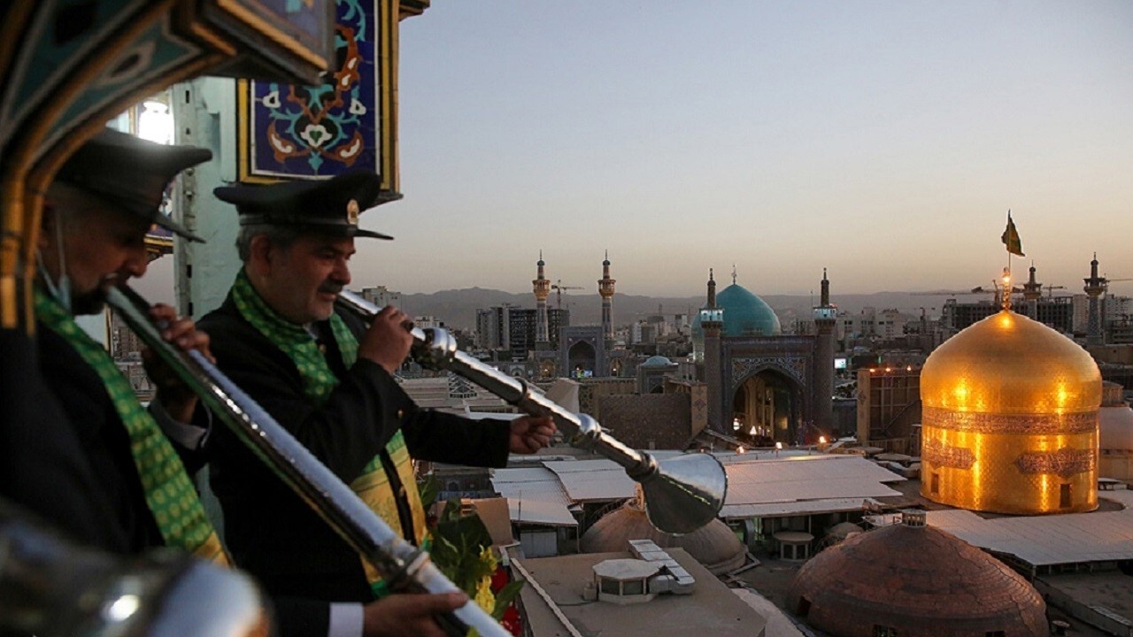 نقاره زنی در حرم امام رضا نقاره زنی در حرم امام رضا