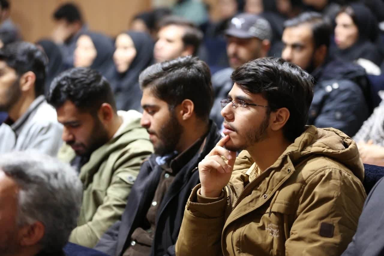 دانشجویان به هیچ وجه کم‌فروشی نکنند