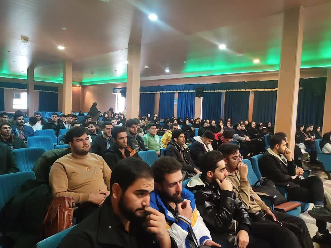 گفتمان دانشگاه نسل چهارم یعنی توانمند کردن منطقه، نوآوری و آفرینش دانش جدید گفتمان دانشگاه نسل چهارم یعنی توانمند کردن منطقه، نوآوری و آفرینش دانش جدید