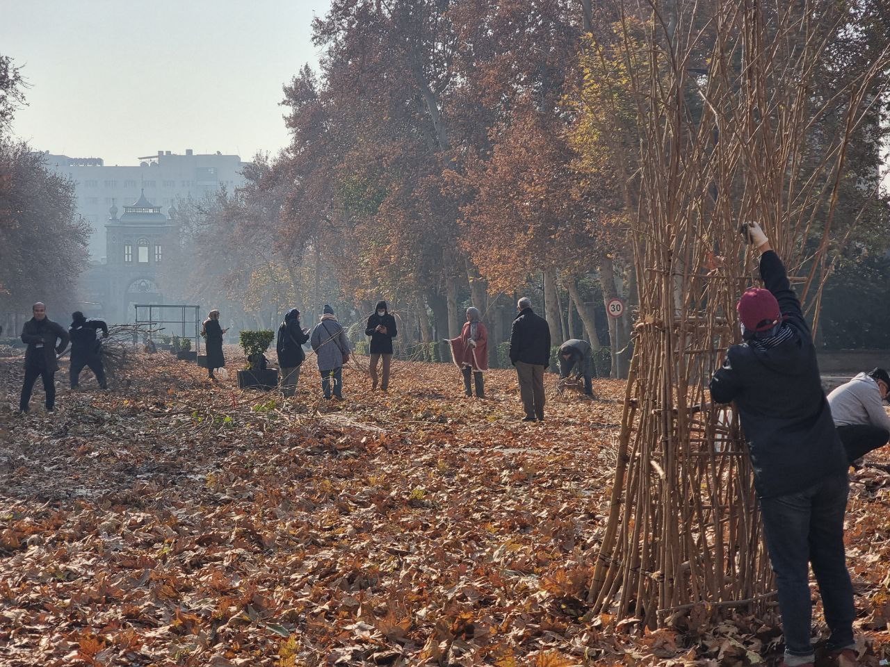 هنرمندان مشغول کارند
