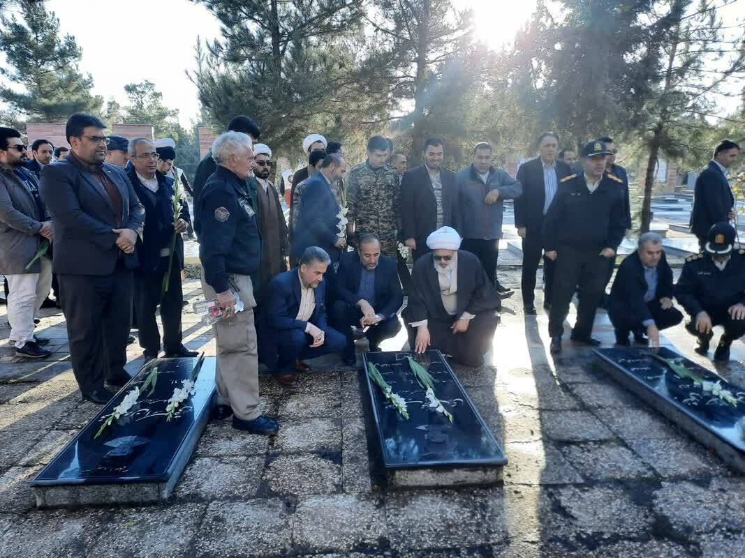 ردای عشق به ولایت بر تن عاشقان امامت/ تفکر بسیجی گام مؤثر در گسترش علم و دانش//بماند// ردای عشق به ولایت بر تن عاشقان امامت/ تفکر بسیجی گام مؤثر در گسترش علم و دانش//بماند//